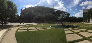 Grünfläche vor dem Panthers Stadion in Downtown Charlotte. Im Hintergrund kann man das Stadion erkennen, der kleine Park hat im Zentrum eine Statue. 